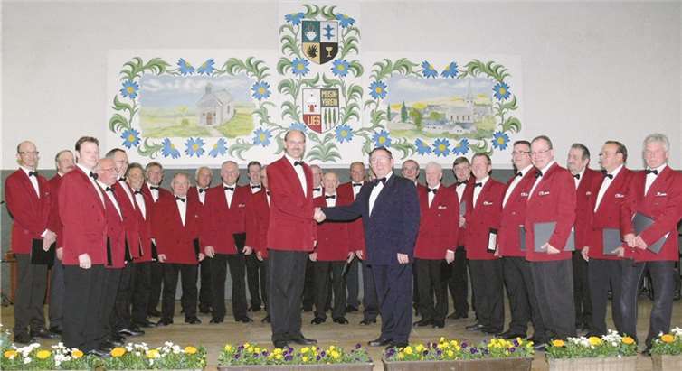 Der Lieger Männerchor „Heimatklang“ mit seinem Dirigenten, Chordirektor Leo Braun (rechts), und seinem Vorsitzenden Heinz Zilles.privat