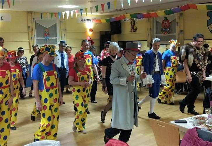 Der Linien-Tanz sorgte für eine volle Tanzfläche. Foto: privat