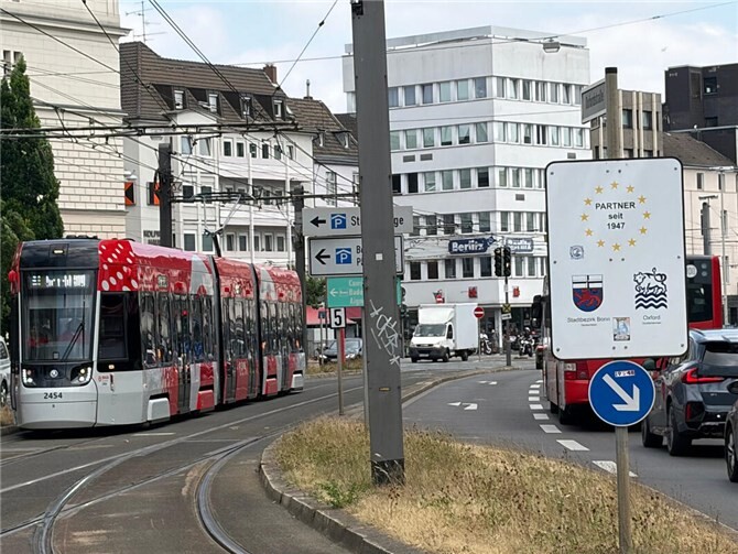 Der Linksabbieger von der Oxfordstraße in die Wilhelmstraße wird ab 10. Juli testweise für mindestens eine Woche gesperrt.
