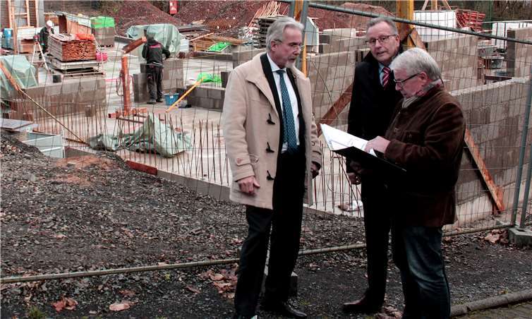 Der Linzer Beigeordnete Karl-Heinz Wölbert informierte vor Ort Stadtbürgermeister Hans Georg Faust und den Ersten Beigeordneten, Helmut Muthers, über den Stadt der Arbeiten am Kita-Neubau an der Friedrich-Ebert-Straße. Foto: DL