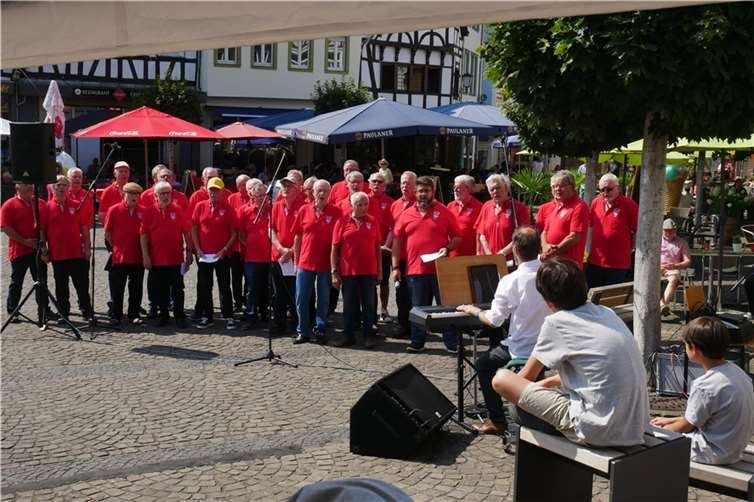 Der Linzer Männergesangsverein 1822 E. V. schmetterte zur Ausstellungseröffnung ein fröhliches „Joden Daach“ für das begeisterte Publikum.  Foto: CD