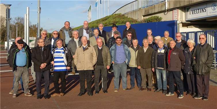 Der Linzer Männergesangverein bei seinem Tagesausflug nach Gelsenkirchen vor dem Parkstadion „Auf Schalke“. Foto: Roland Thees
