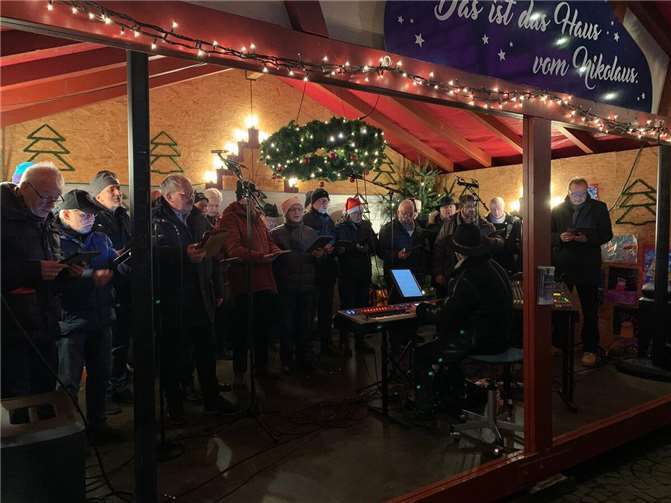 Der Linzer Männergesangverein samellte mit Gesang Spenden für das Linzer Freibad.  Foto: Jürgen Ziegler
