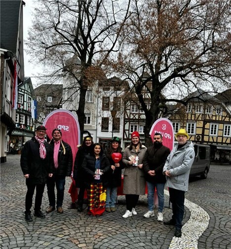 Der Linzer SPD-Ortsverein ist auch im Karneval aktiv. Von links nach rechts sind zu sehen: Dieter Lehmann, Wolfgang Latz, Ulrike Donié, Pembe Akar, Anne Brosowski, M-C Ockenfels (Kandidatin für den Landtag), Younes Bello und Ulrich Bieber.  Foto: Anne Brosowski