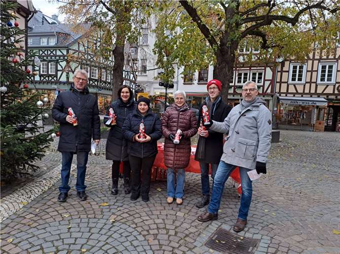 Der Linzer Sozialdemokratinnen und Sozialdemokraten bereiteten an ihrem Infostand mit Schoko-Nikoläusen den Passanten auch dieses Jahr große Freude.  Foto: SPD Linz