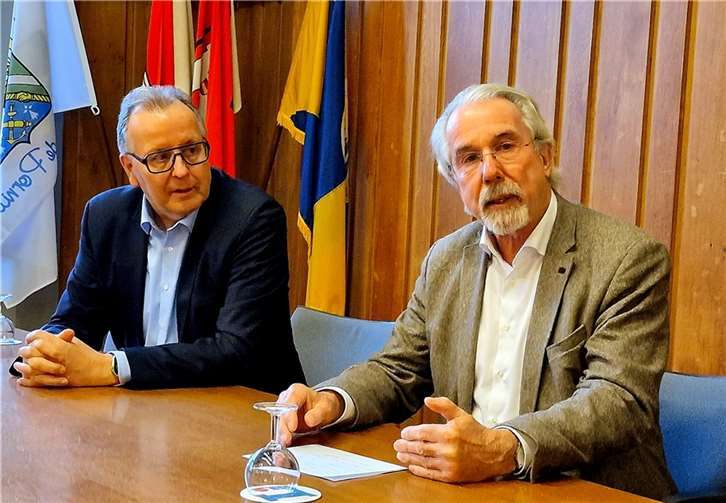 Der Linzer Stadtbürgermeister Dr. Hans Georg Faust (r.) kandidiert im Juni 2024 nicht mehr als Stadtbürgermeister. Der erste Beigeordnete, Helmut Muthers (l.), will sich für die Nachfolge bewerben.  Fotos: AWi