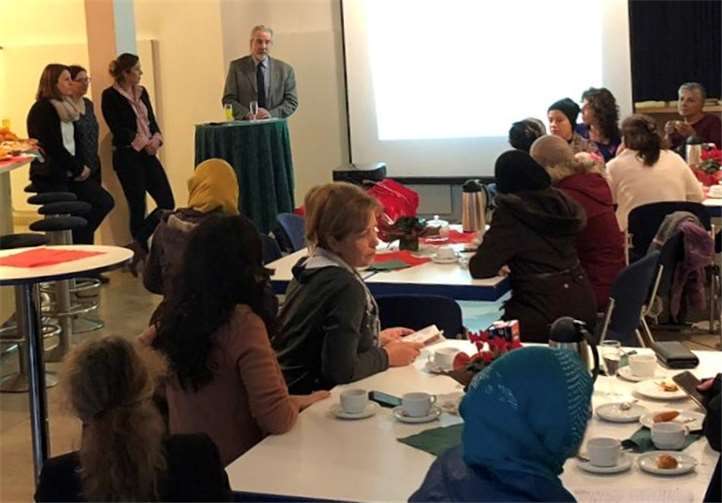 Der Linzer Stadtbürgermeister Dr. Hans Georg Faust (stehend, hinten rechts) begrüßte das neue Angebot.
