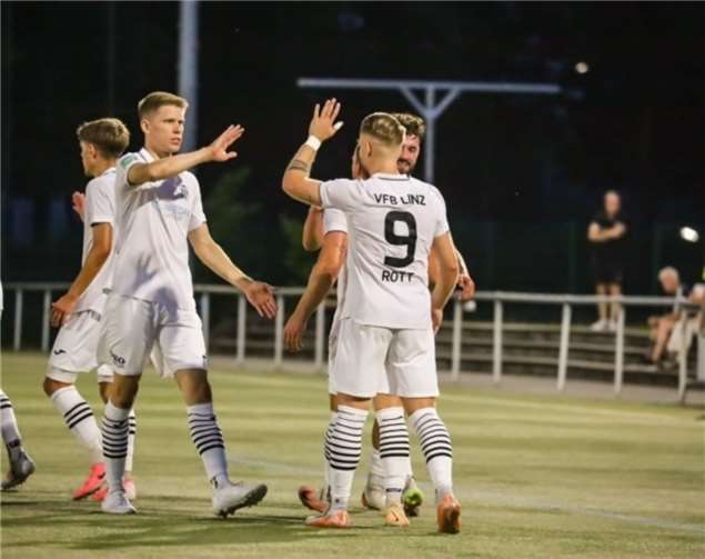 Der Linzer Yannick Dillmann gratuliert dem Torschützen Manuel Rott (9) zum 2:0.  Fotos: Max Jäger