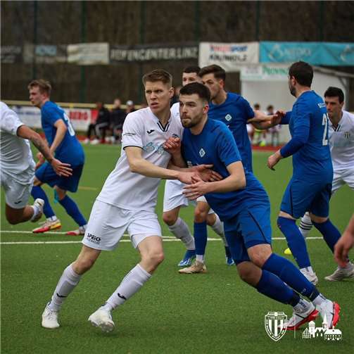 Der Linzer Yannick Dillmann (weißes Trikot) um Duell mit einem Gästeabwehrspieler.  Fotos: Max Jäger
