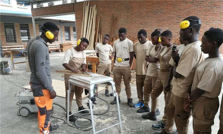 Der Lions Club Bad Neuenahr schaute weit über die Landesgrenzen hinaus. In Ruanda wurde nunmehr durch den Club eine Oberfräse finanziert.