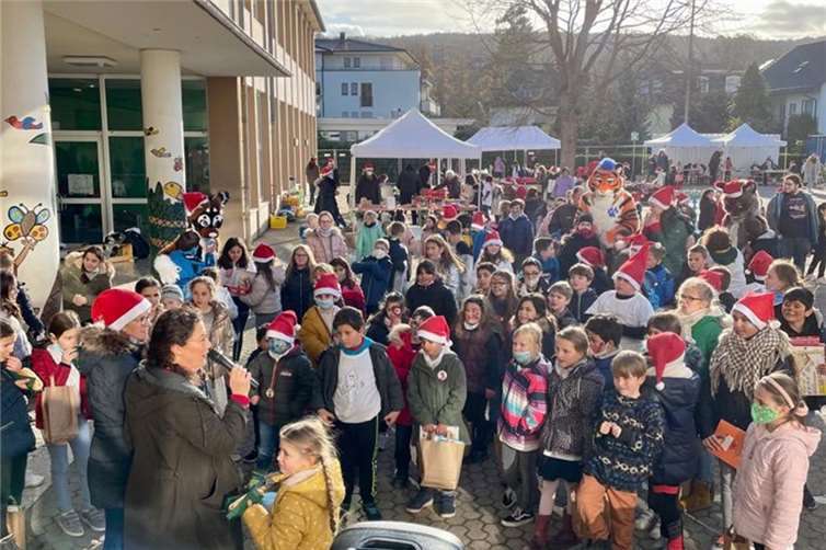 Der Lions Club Bad Neuenahr startete ein Adventsfest für die flutgeschädigte Grundschule in Bad Neuenahr. Foto: privat