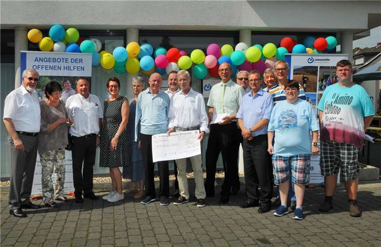Der Lions Club Bad Neuenahr überbrachte einen Spendenscheck. Mit dabei waren: (v.l.n.r.) Klaus Cremer (Vorstand Lebenshilfe), Charlotte Hager (Stadt Sinzig - Beigeordnete), Friedhelm Münch (Kreisbeigeordneter), Barbara Jesse Landesvorsitzende Lebenshilfe RLP) , Karin Friele (stellv. Vorsitzende LH Ahrweiler), Ulrich van Bebber (Vorsitzender LH Ahrweiler), Harald Monschau, Friedhelm Boruki (Lions Bad Neuenahr), Markus Krupp (Kreissparkasse Ahrweiler), Christoph Kniel (Rotarier Bad Neuenahr), Stefan Möller (Geschäftsführer LH Ahrweiler), Bernhard v. Lössel (Rotarier Bad Neuenahr), Joachim Willemsen (Lions Bad Neuenahr), Beate Fritz (Vorstand LH Ahrweiler) und Michael Hoffarth (Vorstand LH Ahrweiler). RASCH