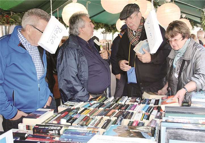 Der Lions Club Neuwied-Andernach am Bücherstand auf den Historischen Neuwieder Markttagen.