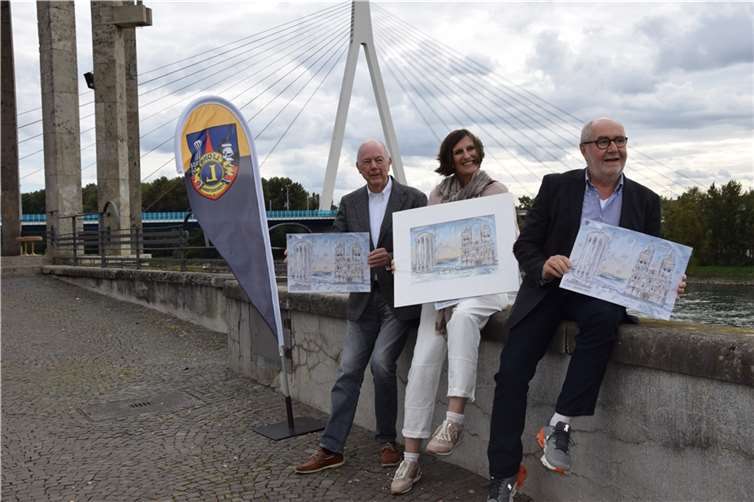 Der Lions Club Neuwied-Andernach präsentiert den aktuellen Benefiz-Adventskalender.v.l. Uwe Schöllkopf, Lions-PR-Beauftragter, Dr. Sylvia Brathuhn, Präsidentin der Lions Neuwied-Andernach und Wolfgang Sulzbacher, Lions-Activity-Beauftragter.Fotos: Ulla Buchmann