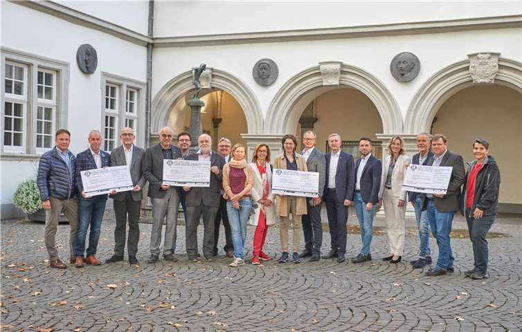 Der Lions Club Rhein Mosel, Vallendar, Koblenz und Sophie von La Roche mit den Spendenempfängern der Kinderkrebsklinik Kemperhof, der AWO Vallendar Niederwert e. V., des Koblenzer Kinderhospiz und des Kinder - und Jugendwerks Arenberg.Foto: privat