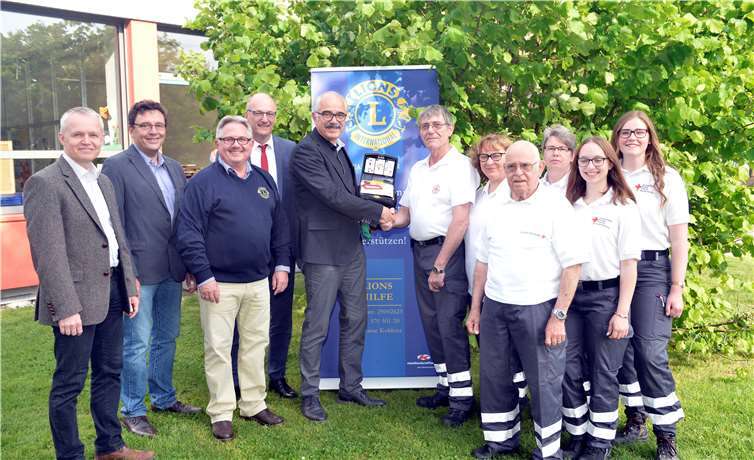 Der Lions Club Vallendar überreichte dem DRK Weitersburg den neuen Defibrillator. Foto: TFR