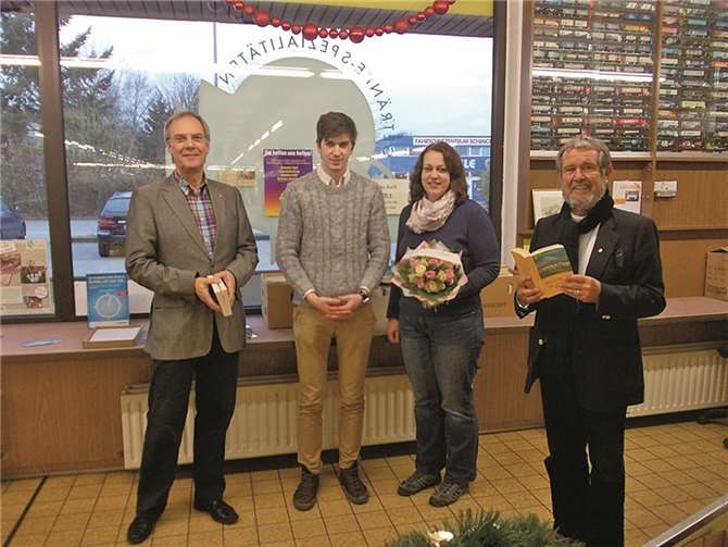 Der Lions Club überbrachte Jennifer Kutscher und Marc Juchem (Mitte) ihren Dank für die Unterstützung. privat