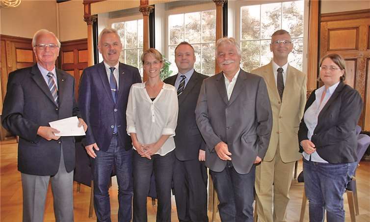 Der Lionsclub Bonn-Rhenobacum spendete 4.000 Euro zur Unterstützung der Sprachförderung von Flüchtlingskindern in Rheinbach. STEIN