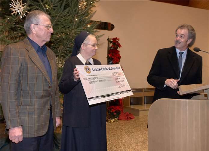 Der Lionsclub übergab die Spende an die Schönstattschwestern in in Vertretung von Schwester Anne-Meike. M.Brand