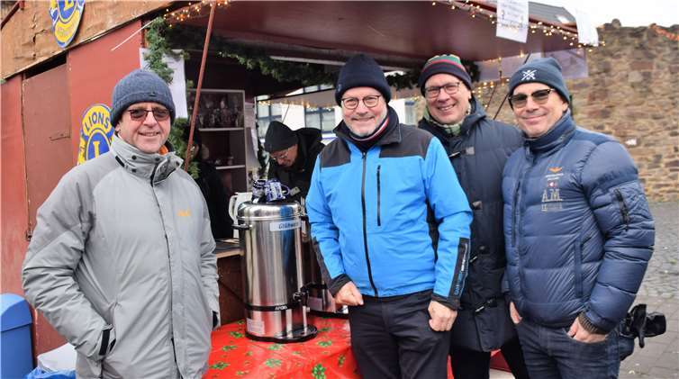 Der Lionsclub verkaufteGlühwein und Punsch für die gute Sache.