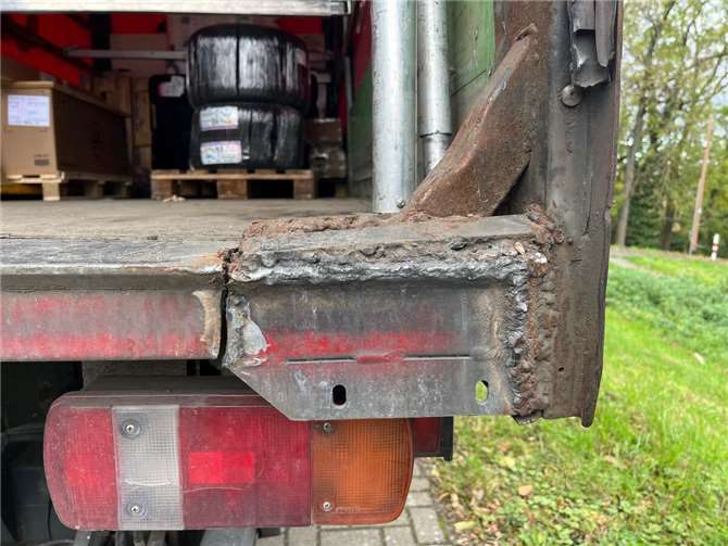 Der Lkw hatte einen Riss im Fahrzeugrahmen.  Foto: Polizei