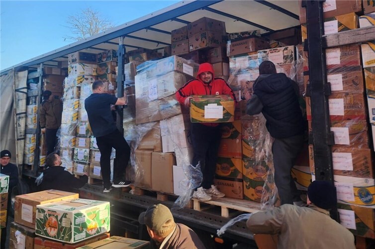 Der Lkw kommt am 15.03. in Kostopol/Ukraine an und wird dann von vielen Helfern entladen.