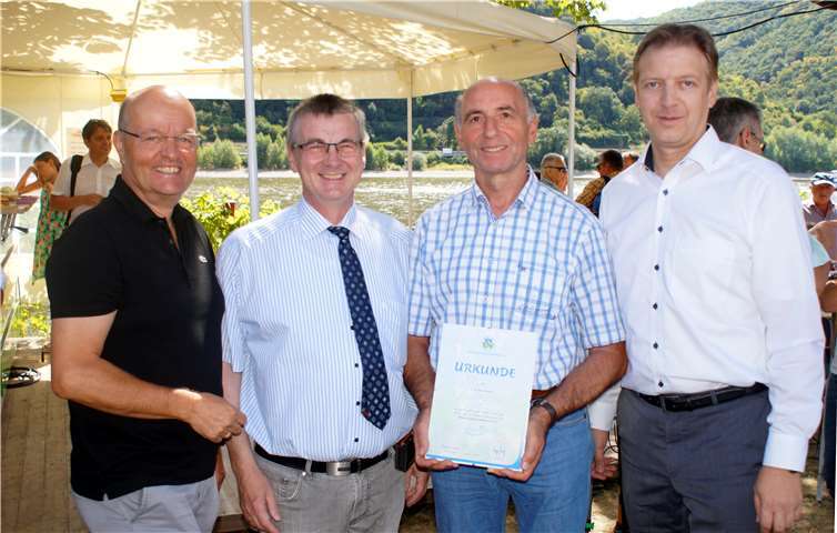 Der Löfer Ortsbürgermeister Rudi Zenz (2. v. r.) nahm in Spay die Zertifizierungsurkunde des Traumpfädchens „Löfer Rabenlaypfad“ entgegen. Zu den Gratulanten gehörten der stellvertretende Vorsitzende der CDU-Kreistagsfraktion MdL Dr. Adolf Weiland (l.), Landrat Dr. Alexander Saftig (2. v. l.) und der Geschäftsführer der CDU-Kreistagsfraktion Horst Hohn (r.).privat