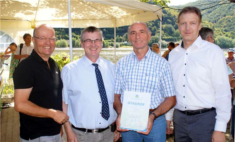 Der Löfer Ortsbürgermeister Rudi Zenz (2. von rechts) nahm in Spay die Zertifizierungsurkunde des Traumpfädchens „Löfer Rabenlaypfad“ entgegen. Zu den Gratulanten gehörten der stellvertretende Vorsitzende der CDU-Kreistagsfraktion MdL Dr. Adolf Weiland (links), Landrat Dr. Alexander Saftig (2. von links) und der Geschäftsführer der CDU-Kreistagsfraktion Horst Hohn (rechts).