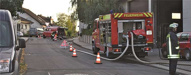 Der Löschangriff wurde durch mehrere Fahrzeuge vorbereitet und gesichert. privat