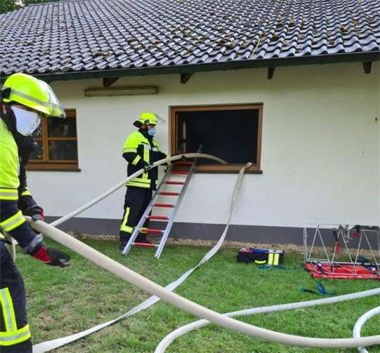 Der Löscheinsatz erfolgte durch die Fenster des Gebäudes.Fotos: Feuerwehr Saffig