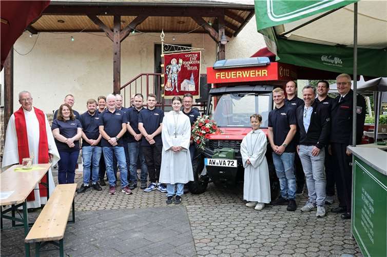 Der Löschgruppenführer der Löschgruppe Staffel stellte das Fahrzeug vor.  Foto: Werner Dreschers