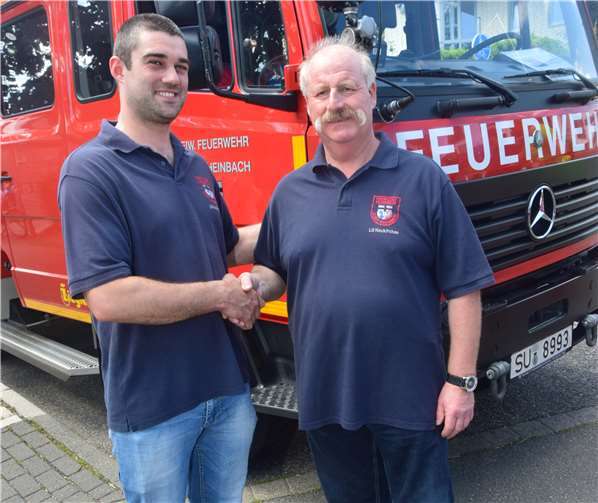 Der Löschgruppenführer der freiwilligen Feuerwehr Neukirchen OBM Markus Nolden bedankte sich bei Albert Pütz für seinen Einsatz für die Jugendfeuerehr.