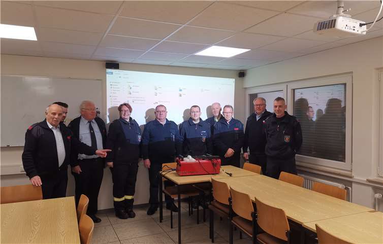 Der Löschzug Waldbreitbach um Wehrführer Fred Rams freut sich über die großzügige Spende. Foto: privat