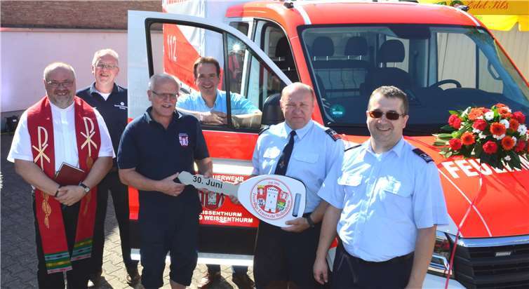 Der Löschzug Weißenthurm erhielt vom Fördervereinein neues Mehrzweckfahrzeug, das Pfarrer Günter Vogel einsegnete. Fotos: HEP