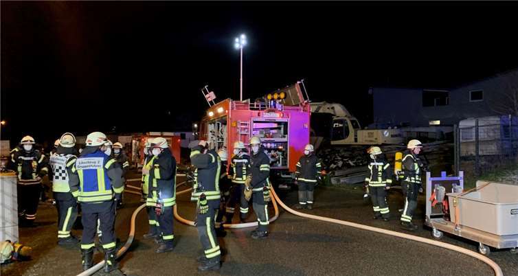 Der Löschzug Weitersburg konnte zügig mit hoher Personalstärke mittels TSF-W und Mannschaftstransportwagen am Einsatzort eintreffen und unmittelbar mit Angriffstrupps unter Pressluftatmern (PA) die Brandbekämpfung von mehreren Fahrzeugen im Vollbrand im Inneren einer Halle aufnehmen.Foto: privat