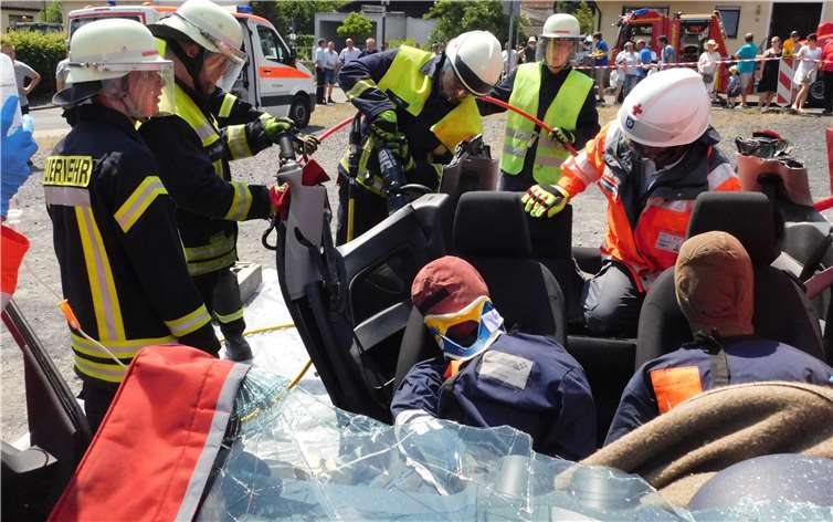Der Löschzug der FFW Sierhahn befreit zwei eingeklemmte Personen.
