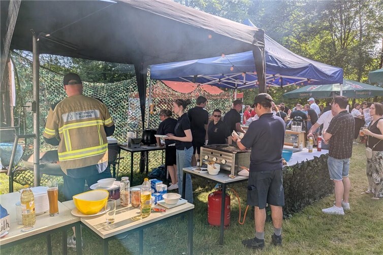 Der Löschzug wuppte den Grillstand.