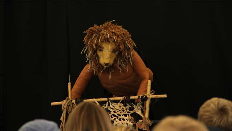 Der Löwe wurde von der Maus Luise befreit.