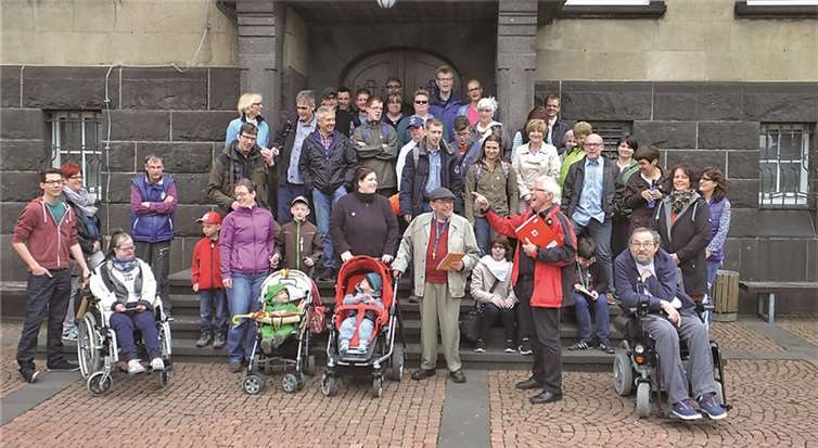 Der Lokale Teilhabekreis „Mendig verbindet“ mit seinen Gästen auf dem Stadtrundgang durch Mendig. Heinz Lempertz (v. in roter Jacke) erklärte anschaulich die verschiedenen Stationen.Caritas Zentrum, Mendig
