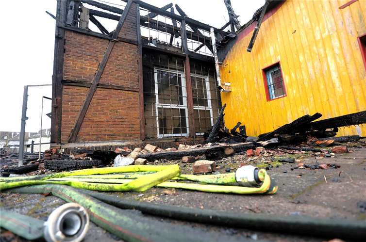 Engerser Lokschuppen durch Brand völlig zerstört Der Lokschuppen wurde völlig zerstört.