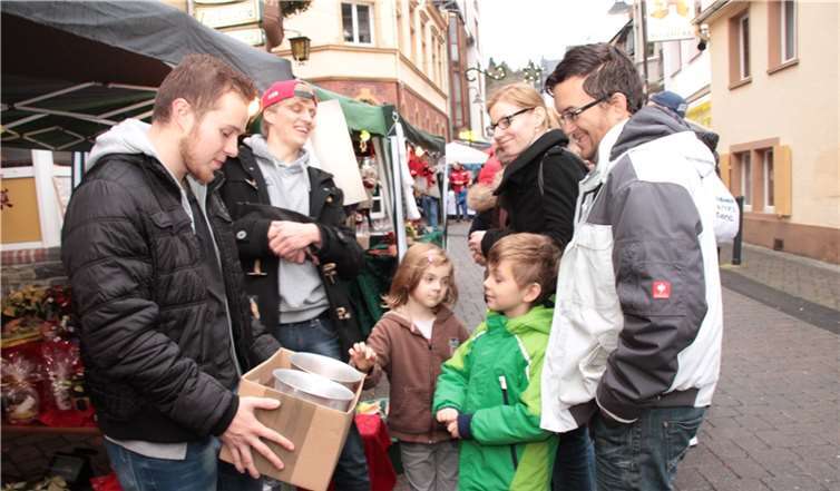 Der Losstand der Handballer erfreut sich großer Beliebtheit.