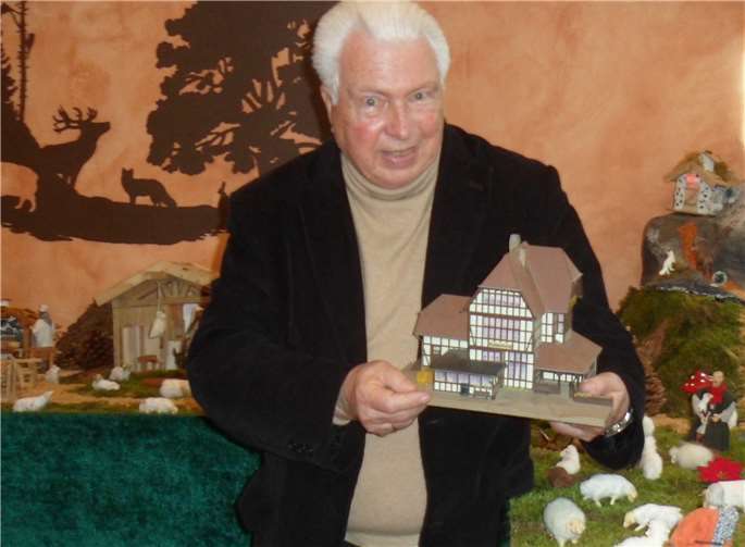 Der Lüftelberger Ortsvorsteher Siegfried Schwaner mit einem Modell des Bahnhofs Kottenforst.privat