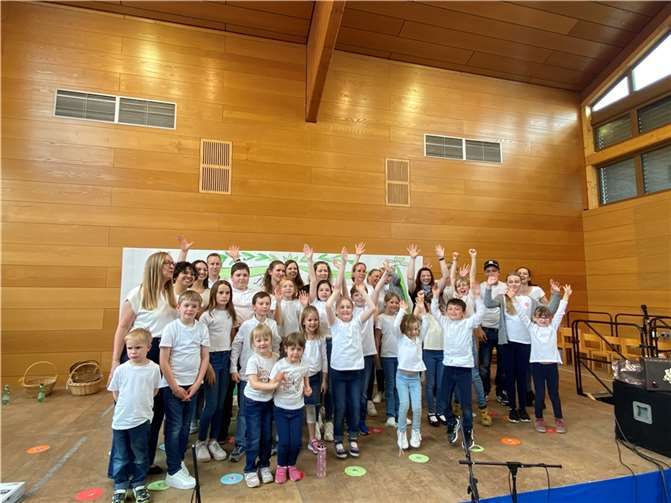 Der Lützinger Lichterchor lässt sich vom Publikum für seine herausragende Darbietung feiern.  Foto: privat