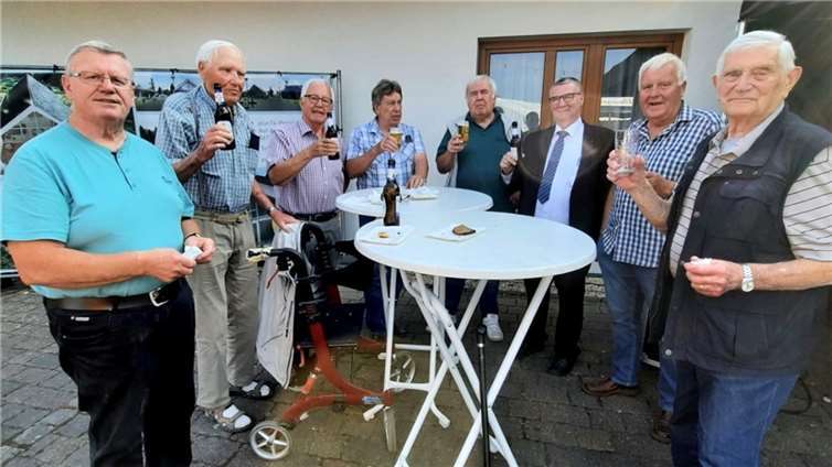 Der MAGMA-Stammtisch Pellenz gratulierte Ende August dem Organisationsteam des Kottenheimer Kreppelchen-Fest auf Einladung von Heinrich Schäfer (li.) und Landrat Dr. Alexander Saftig ( 2. v. r.).  Foto: Bernd Schmitz