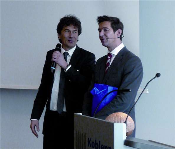 Der MCRM-Präsident Ralf Elsner (l.) motivierte nach dem Vortrag von Carl Naughton die Gäste, das Kribbeln im Kopf jetzt beginnen zu lassen. BSB