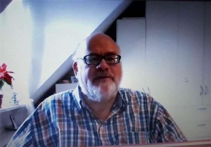 Der MFC-Vorsitzende Hans Creuzberg gab vor seinem PC-Bildschirm eine Online-Chorprobe.Foto: MFC