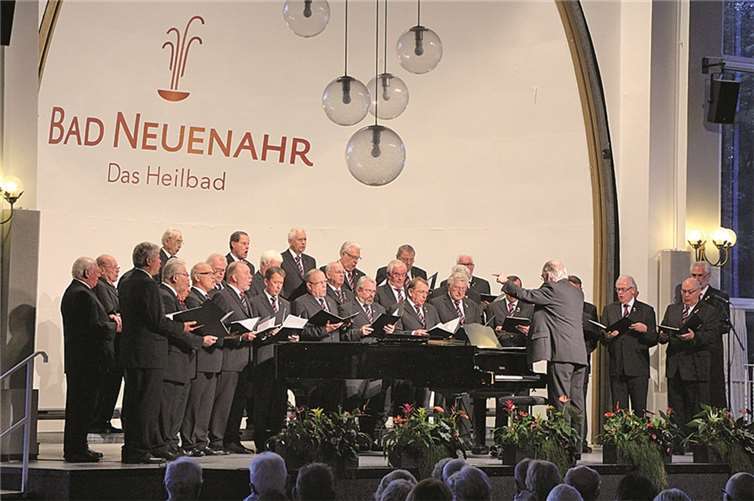 Der MGV Ahrweiler während des Herbstkonzertes auf der Bühne der Konzerthalle im Kurpark. privat