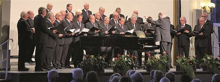 Der MGV Ahrweiler während des Herbstkonzertes auf der Bühne der Konzerthalle im Kurpark. privat