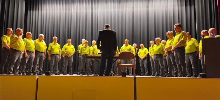 Wunschkonzert: Eine Chartshow der besonderen Art Der MGV Arzheim mit 29 Sängern und dem Chorleiter Andreas Weis. Foto: MGV Arzheim