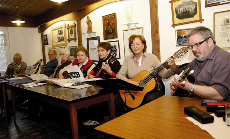 Der MGV Cäcilia erfreute die Gäste des Ahrsteig-Erlebnistages in der Cäcilia-Hütte mit Ohrenschmaus.RÜ